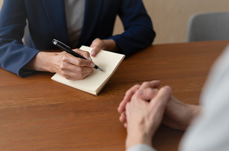 Психолог делает записи